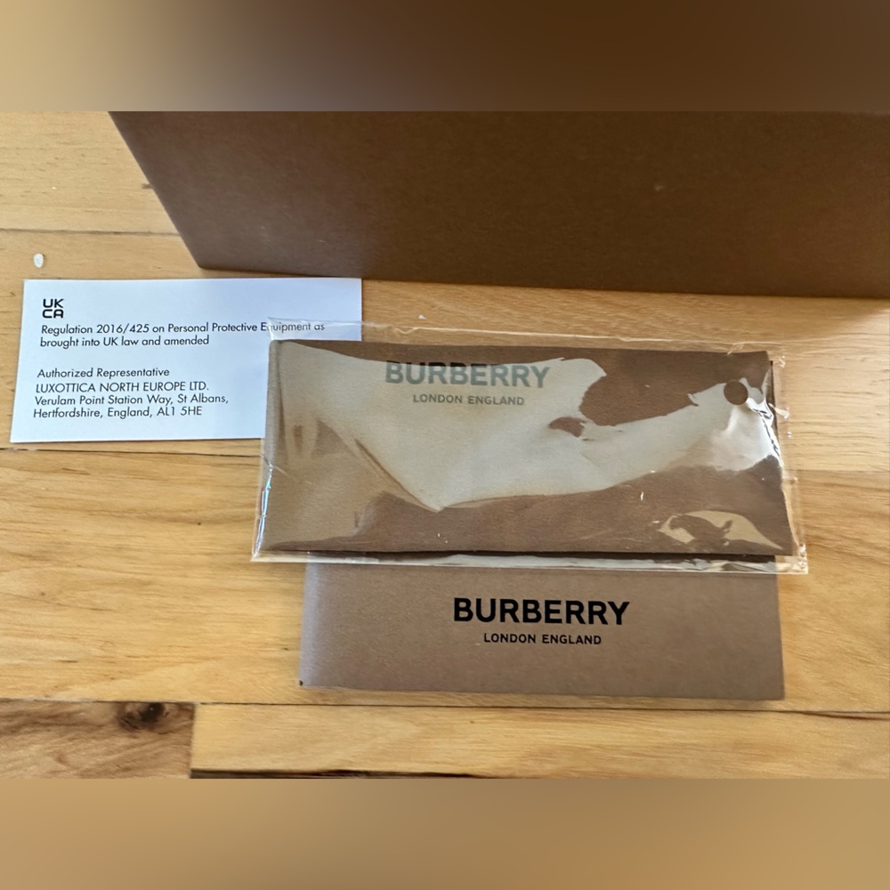 NWT- Burberry Hayden BE4394 Black Sunglasses with Tan Case - Picture 13 of 13